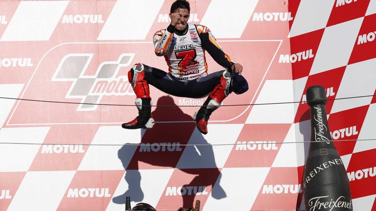 Marc Márquez celebra en el podio de Motegi el título de campeón del mundo.