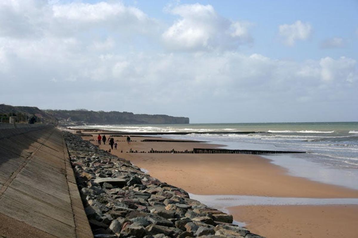 Mirando la ahora tranquila Omaha Beach es difícil de imaginar que fuera el escenario de uno de los episodios más sangrientos de la II Guerra Mundial y por cierto, escenario de la película de Spielberg "Salvar al Soldado Ryan" , aunque la pelicula no se rodó en Normandía sino en Irlanda.