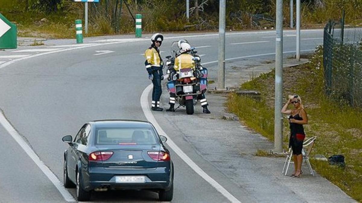 Una joven ofrece sus servicios sexuales en la autovía de Castelldefels, a pocos metros de unos mossos.