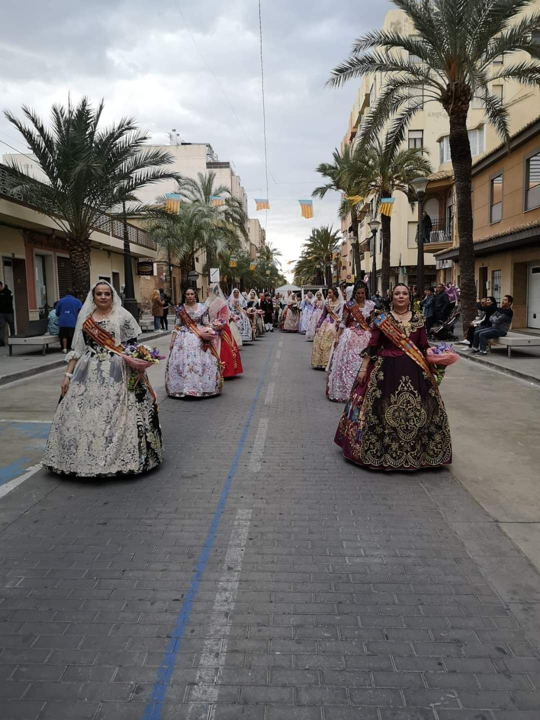 Las seis comisiones de Riba-roja de Túria celebran la Ofrenda a la Mare de Déu dels Desamparats