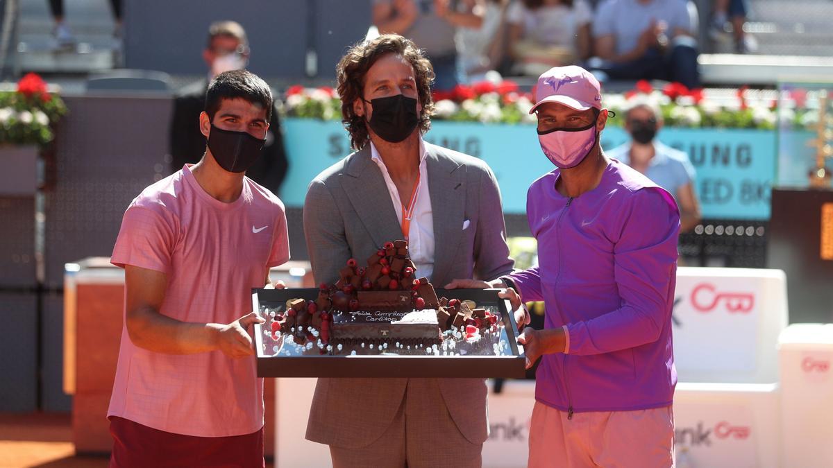 Carlos Alcaraz recibe una tarta de manos de Feliciano López y Rafa Nadal