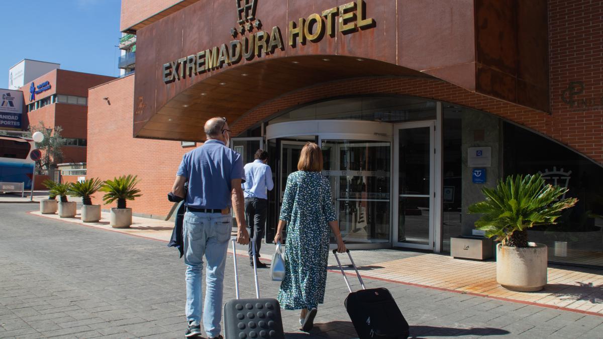 Turistas a su llegada al Extremadura Hotel en Cáceres, ayer viernes.