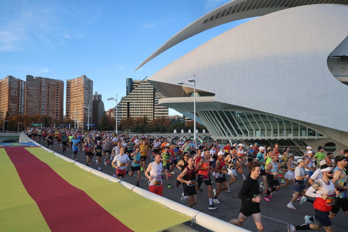 Los primeros metros de la prueba, en el Puente de Monteolivete.