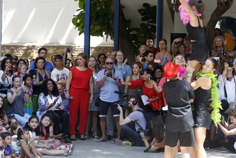 La cantante Gloria Gaynor visita el colegio público Luis Vives de Valencia