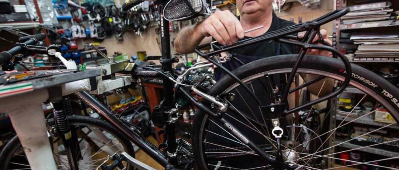 Convertir Oviedo en una ciudad ciclista implica vivir en un lugar limpio y  sano" - La Nueva España