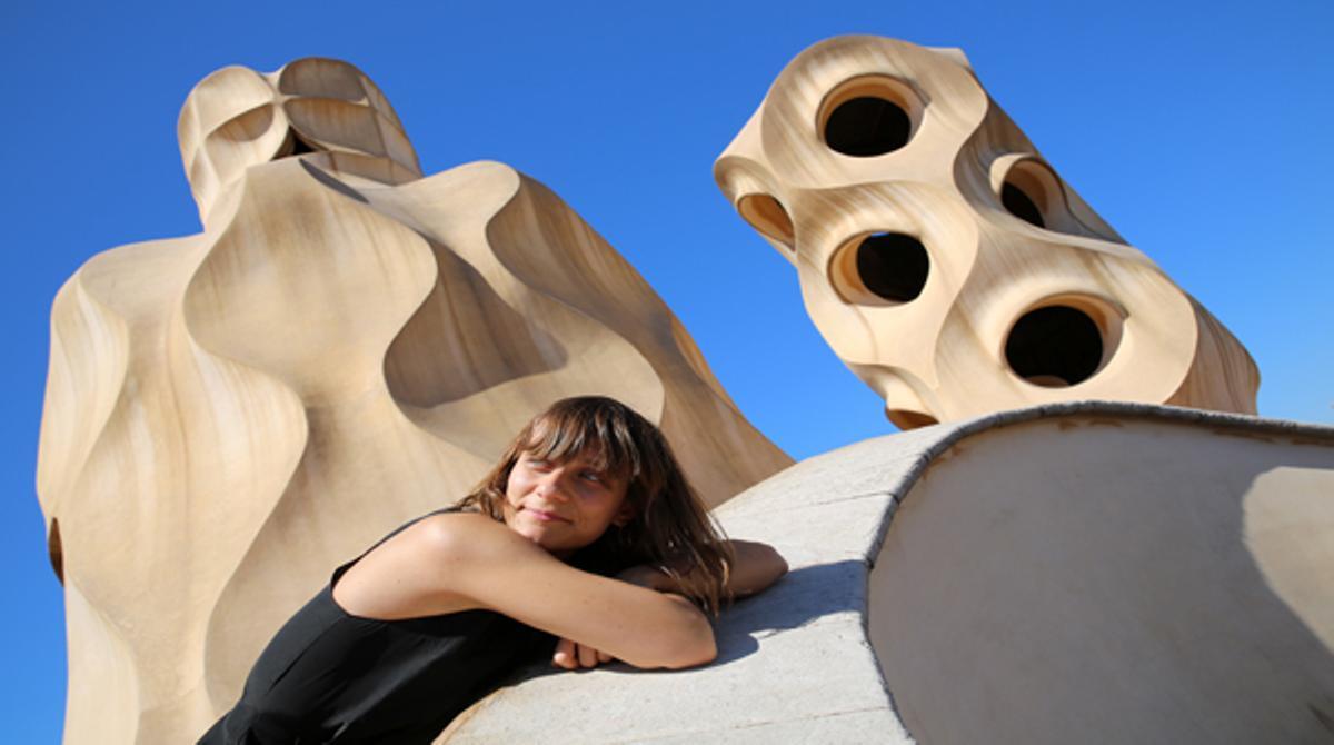 La il·lustradora Marta Cerdà tria com a icona de Barcelona la Pedrera i la dibuixa per a El Periódico.