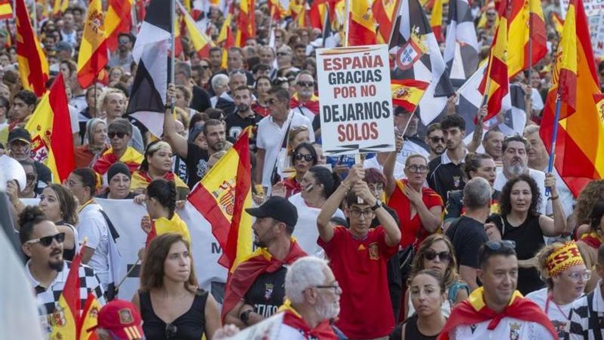 Centenars de persones a la concentració de protesta de Ceuta. | MARCOS MORENO / EUROPA PRESS