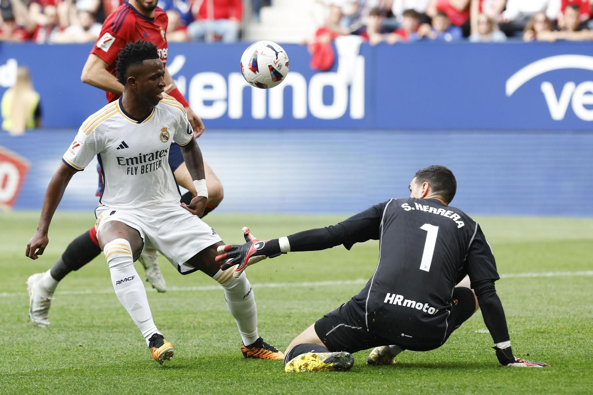 Vinicius se divierte en la goleada del Real Madrid en El Sadar