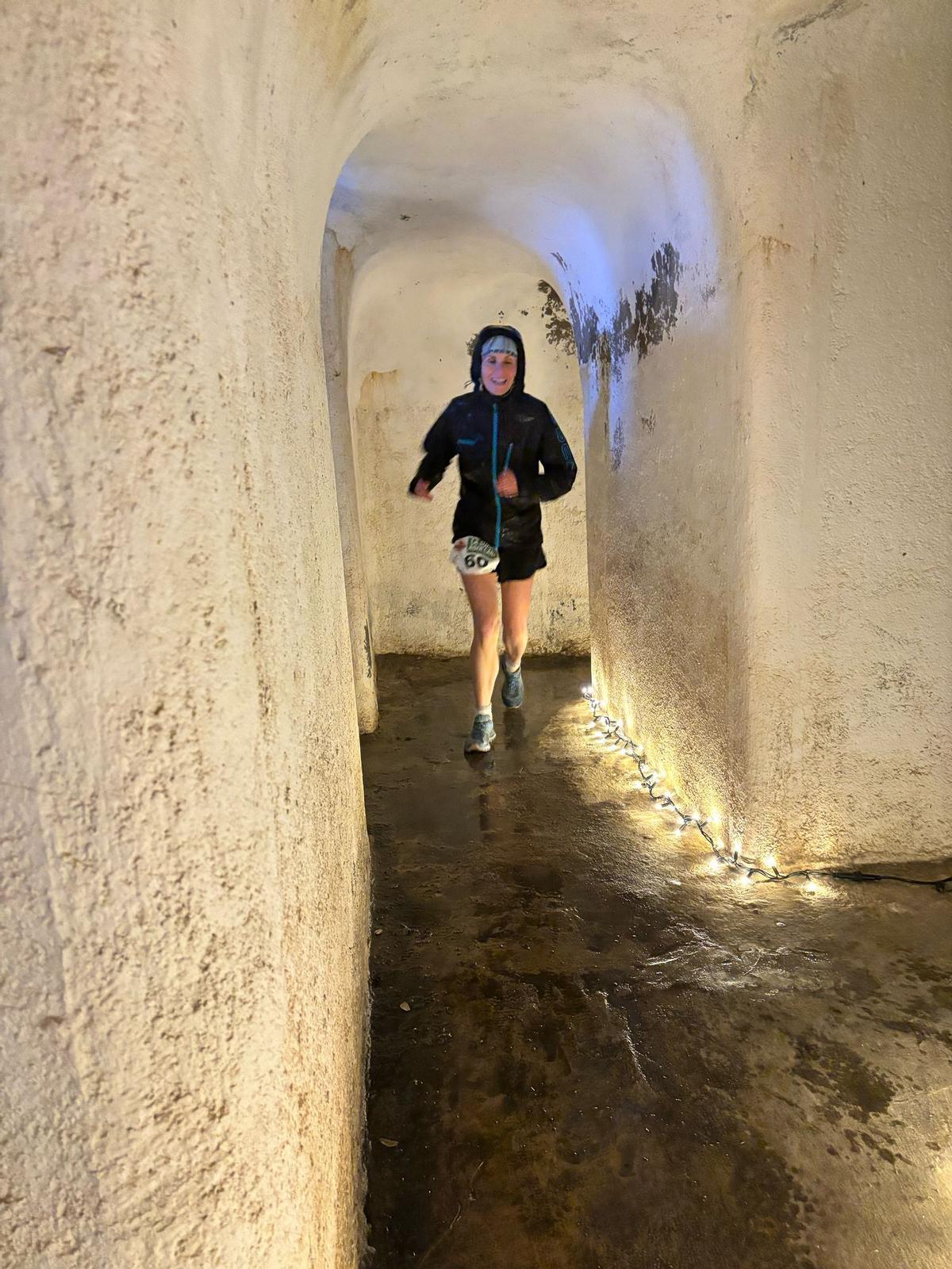 Una participant de l'edició de 2025 passant pel búnquer.