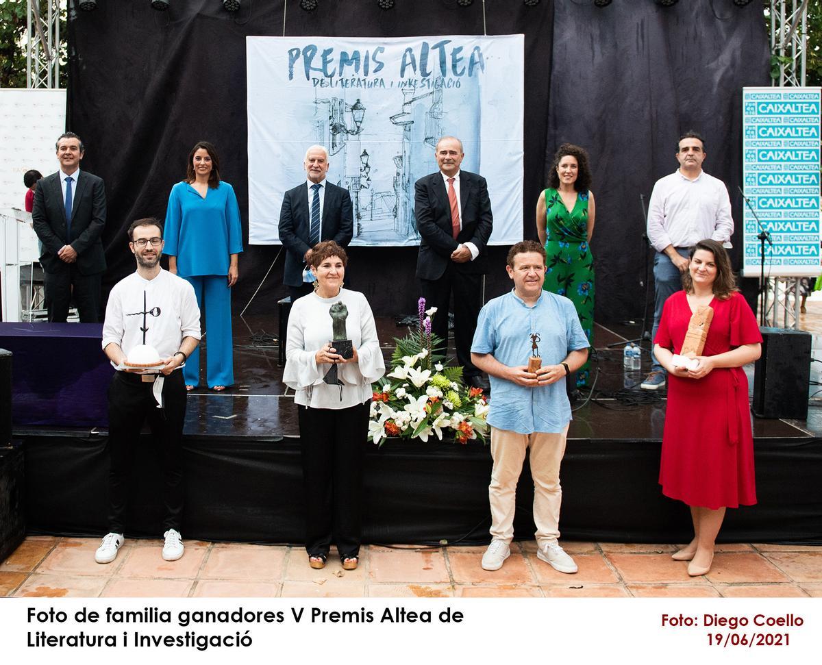 Foto de familia de los ganadores de los Premis Altea en su quinta edición, junto a representantes municipales y de otros ámbitos.