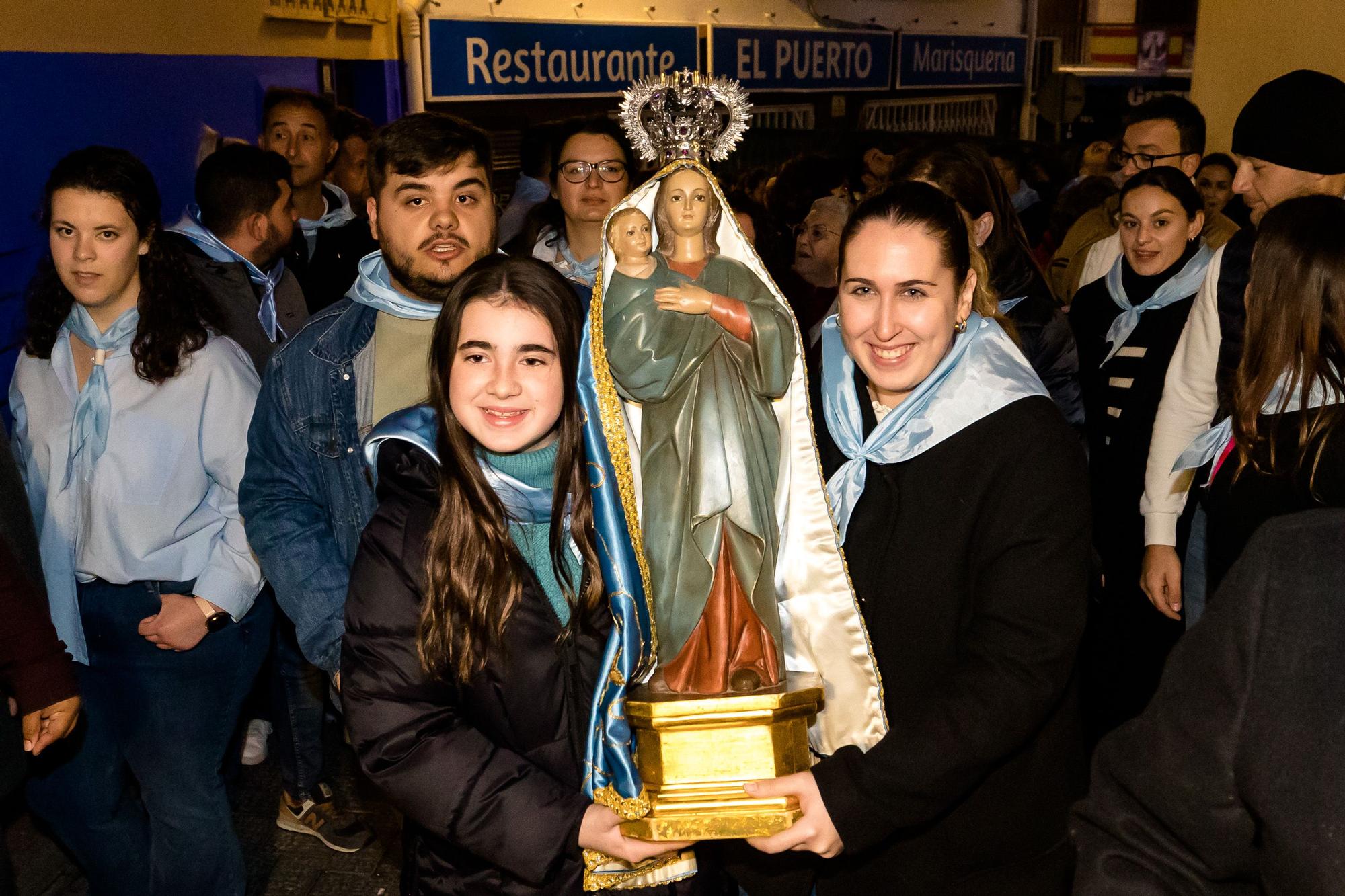 Devoción en Benidorm en la procesión de L'Alba