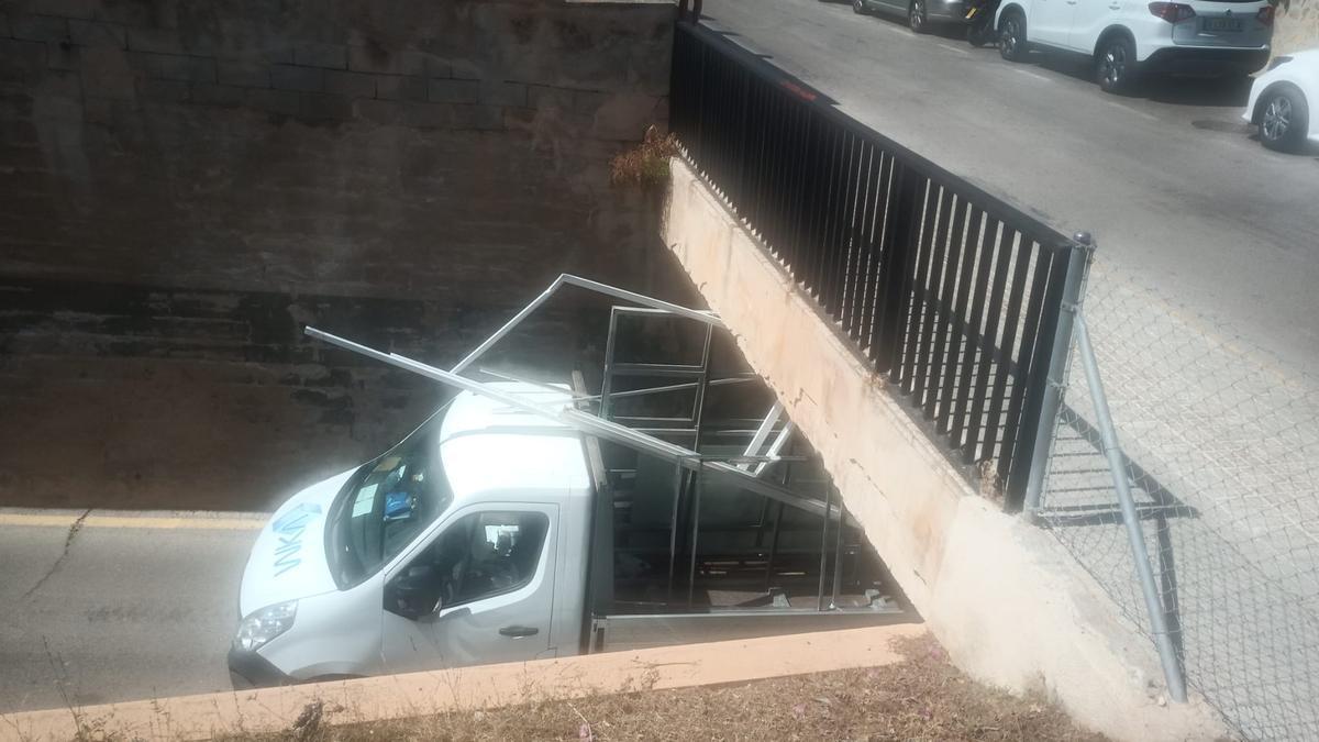 Un camión queda atrapado bajo un puente en Portals.