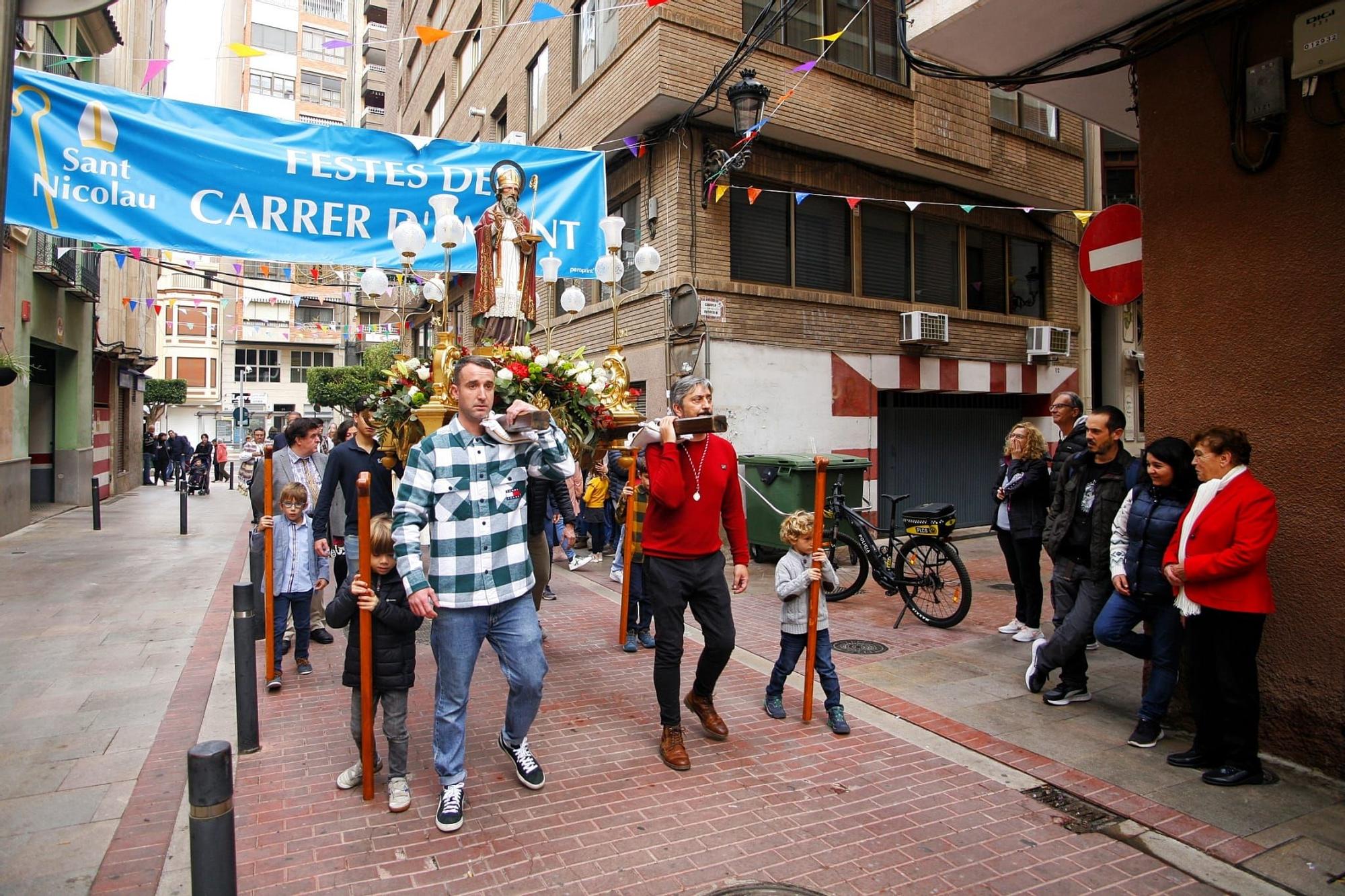 Galería: El Carrer d'Amunt se engalana para honrar a Sant Nicolau