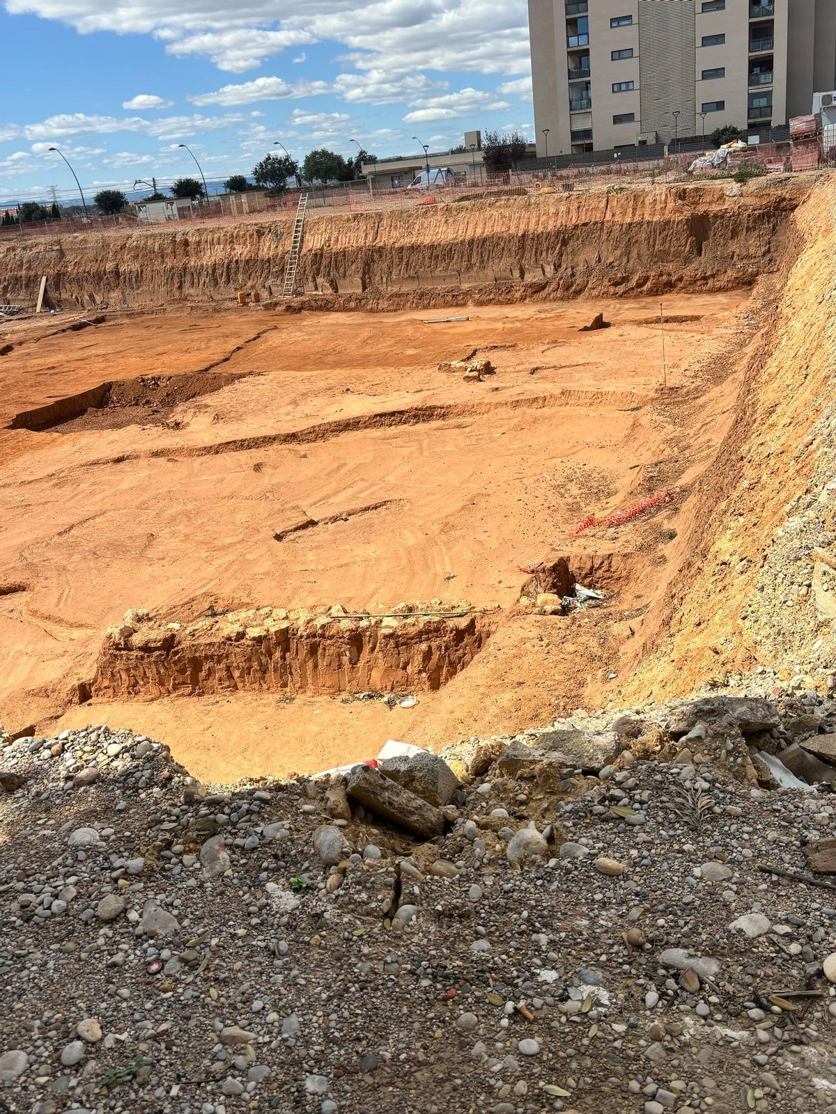 Excavación donde se hallaron los restos