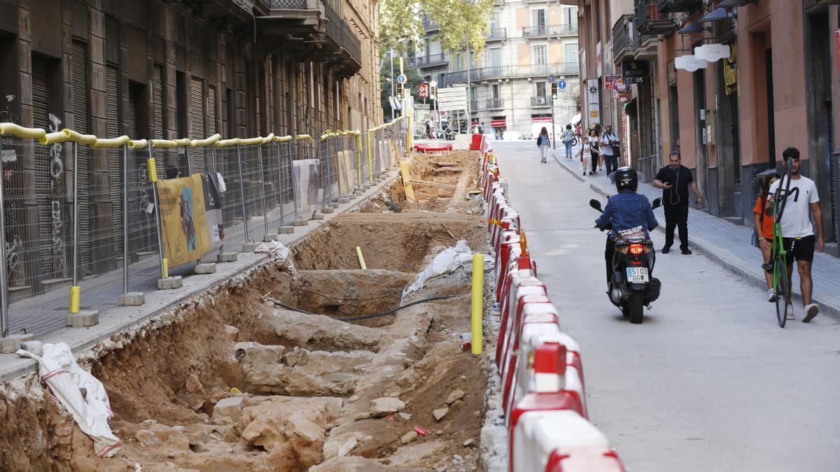 BARCELONA 27/09/2022  Barcelona.  Sorpresa en las obras de remodelación de la vía Laietana. Los trabajos que se están realizando en la calzada de la calle de Jonqueres han dejado al descubierto algunos restos de Santa Maria de Jonqueres, un antiguo monasterio de monjas que estaba situado en este punto de la ciudad. Aunque inicialmente algunos ciudadanos alertaron en Twitter de que se podría tratar de restos de la muralla medieval, fuentes del Ayuntamiento lo niegan y han confirmado a betevé que se trata de cimientos y canalizaciones de este antiguo convento.         FOTO de ALVARO MONGE