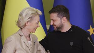 El presidente de Ucrania Volodímir Zelensky y la presidenta de la Comisión Europea Ursula von der Leyen