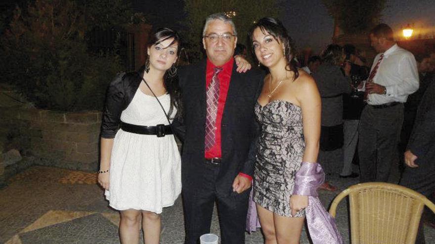 Por la izquierda, Katia Esteban, su padre y su hermana.