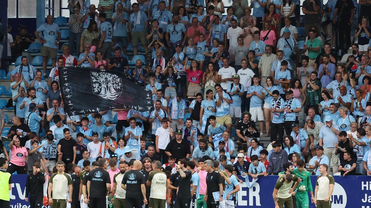 Una panorámica de los aficionados del Celta en la grada de El Toralín.