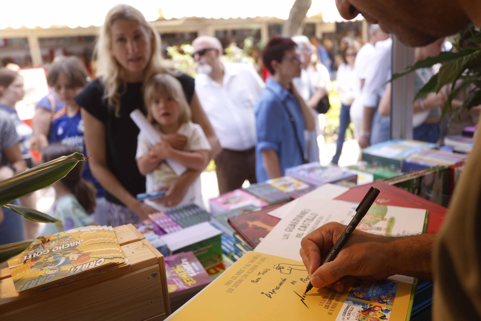 Llenazo de domingo en la Fira del Llibre