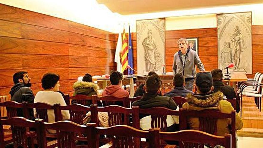 Joves fent peticions a l&#039;alcalde a la sala de plens de l&#039;ajuntament de Solsona