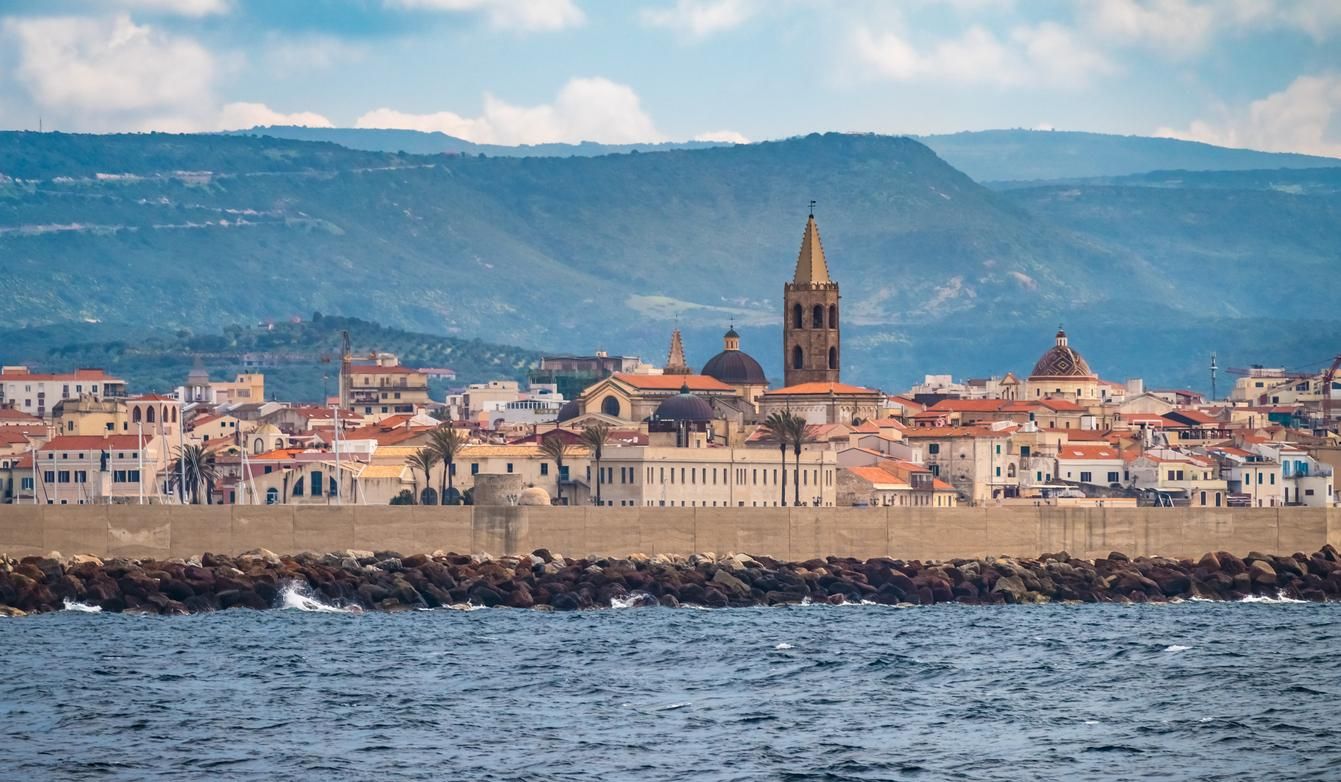 El casco antiguo y el puerto de Alghero, la torre corresponde al campanario de la Catedral de Santa Maria