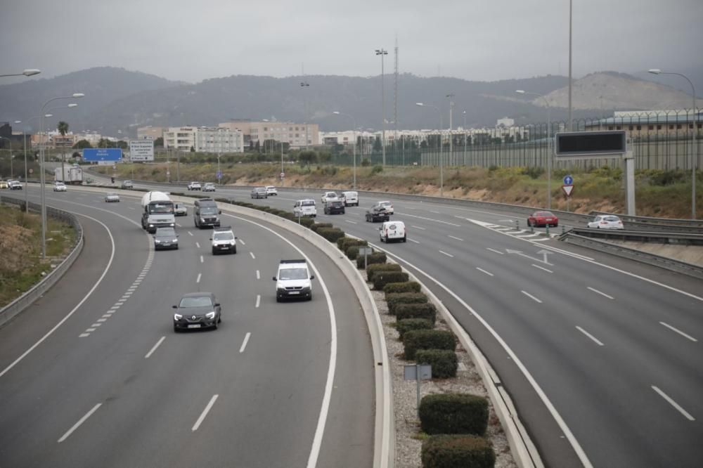 La vía de cintura y las carreteras con muchos menos vehículos a primera hora de la mañana.