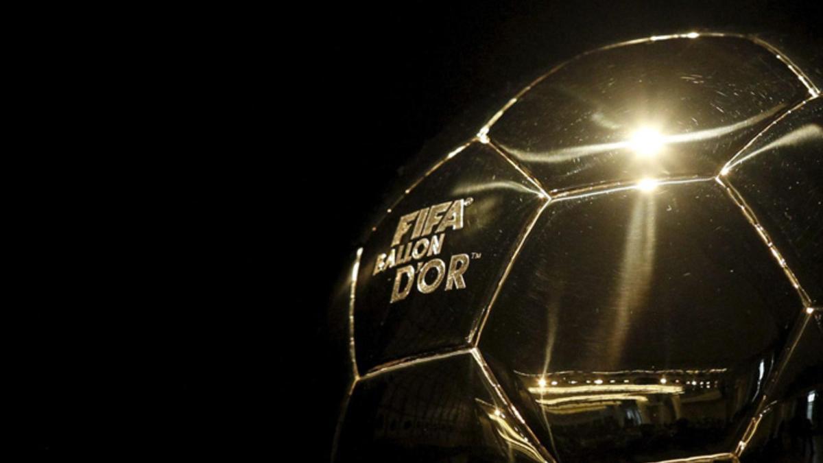El trofeo FIFA Balón de Oro desaparece para pasar a ser Balón de Oro, entregado por France Football. La FIFA, sin embargo, creará un nuevo trofeo