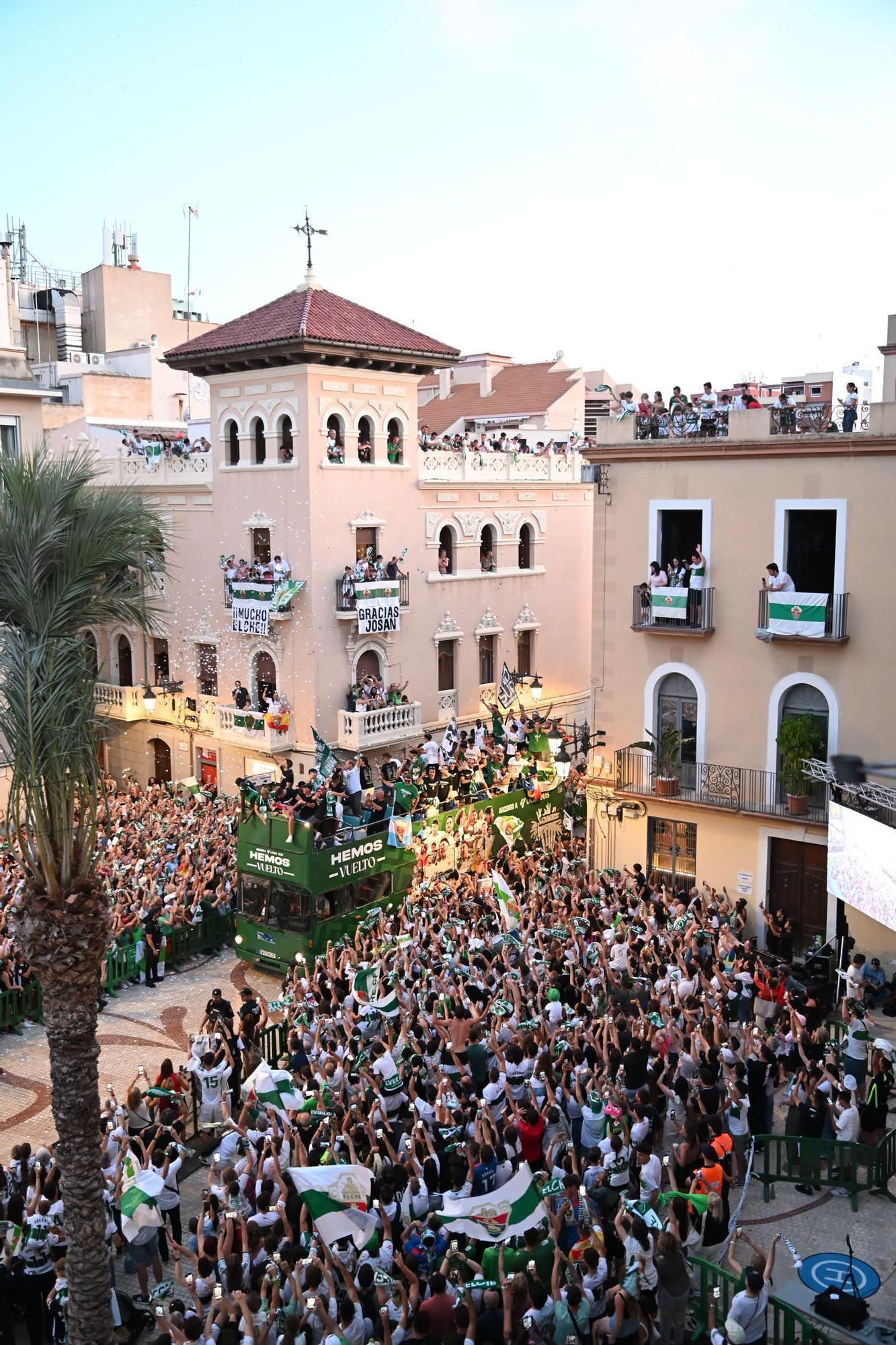 El Elche CF celebra el ascenso a Primera con una rúa en autobús hasta la Plaça de Baix