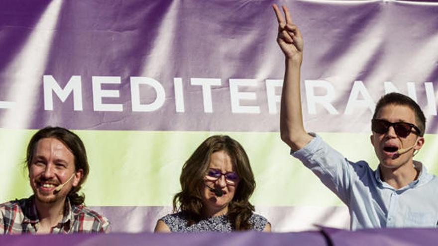 Iglesias, Oltra y Errejón durante un acto de la campaña electoral.