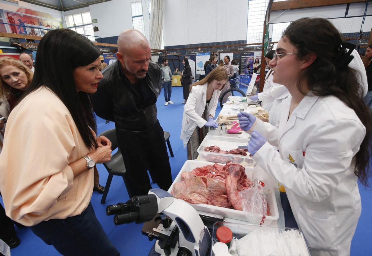 La alcaldesa, Nidia Arévalo, junto al diputado nacional Jaime M. de los Santos, en el estand del Colegio Lar.