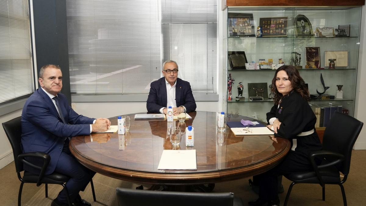 El Secretario de Estado para el Deporte, José Manuel Franco, el presidente del COE, Alejandro Blanco, y la consejera de Presidencia de la Generalitat de Cataluña, Laura Vilagrà, con la silla vacía del Gobierno de Aragón, en el momento de la firma.