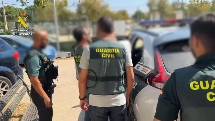 Vídeo | La Guardia Civil detiene en Benacazón al presunto autor de una oleada de robos en coches