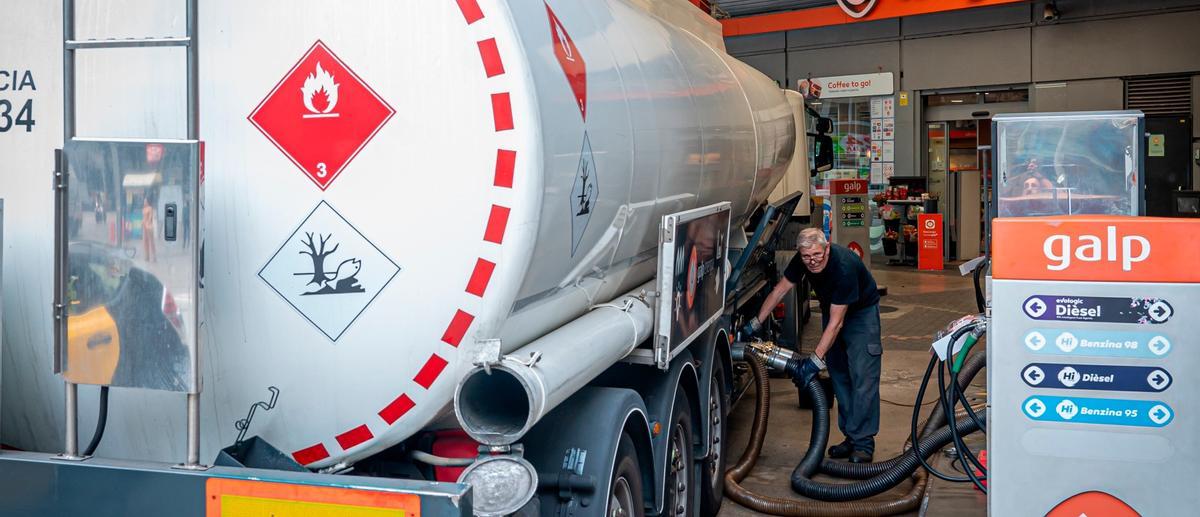 Imatge d'arxiu d'un camió en una gasolinera