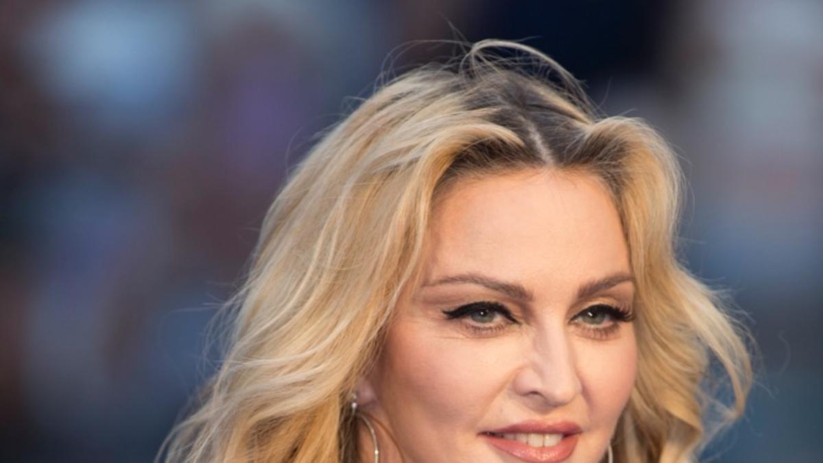 Madonna muestra unas fotos conj sus nuevas hijas