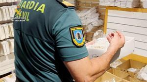 La Guardia Civil interviene más de cien mil joyas de lujo falsificadas en Baleares.