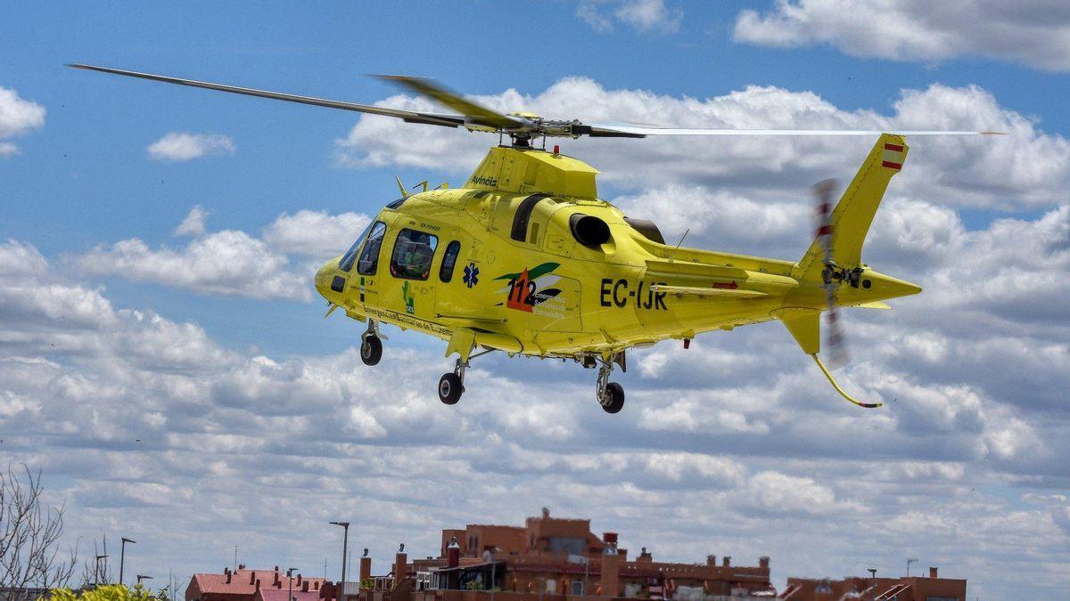 Un helicóptero del Servicio Extremeño de Salud.