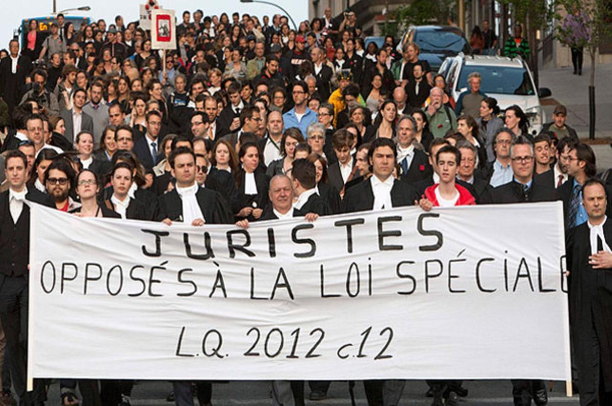 Advocats i notaris participen a Mont-real en una marxa silenciosa contra el ’Bill 78’, una llei que dificultarà la convocatòria de manifestacions. La pancarta clama: ’Juristes s’oposen a la llei especial’.