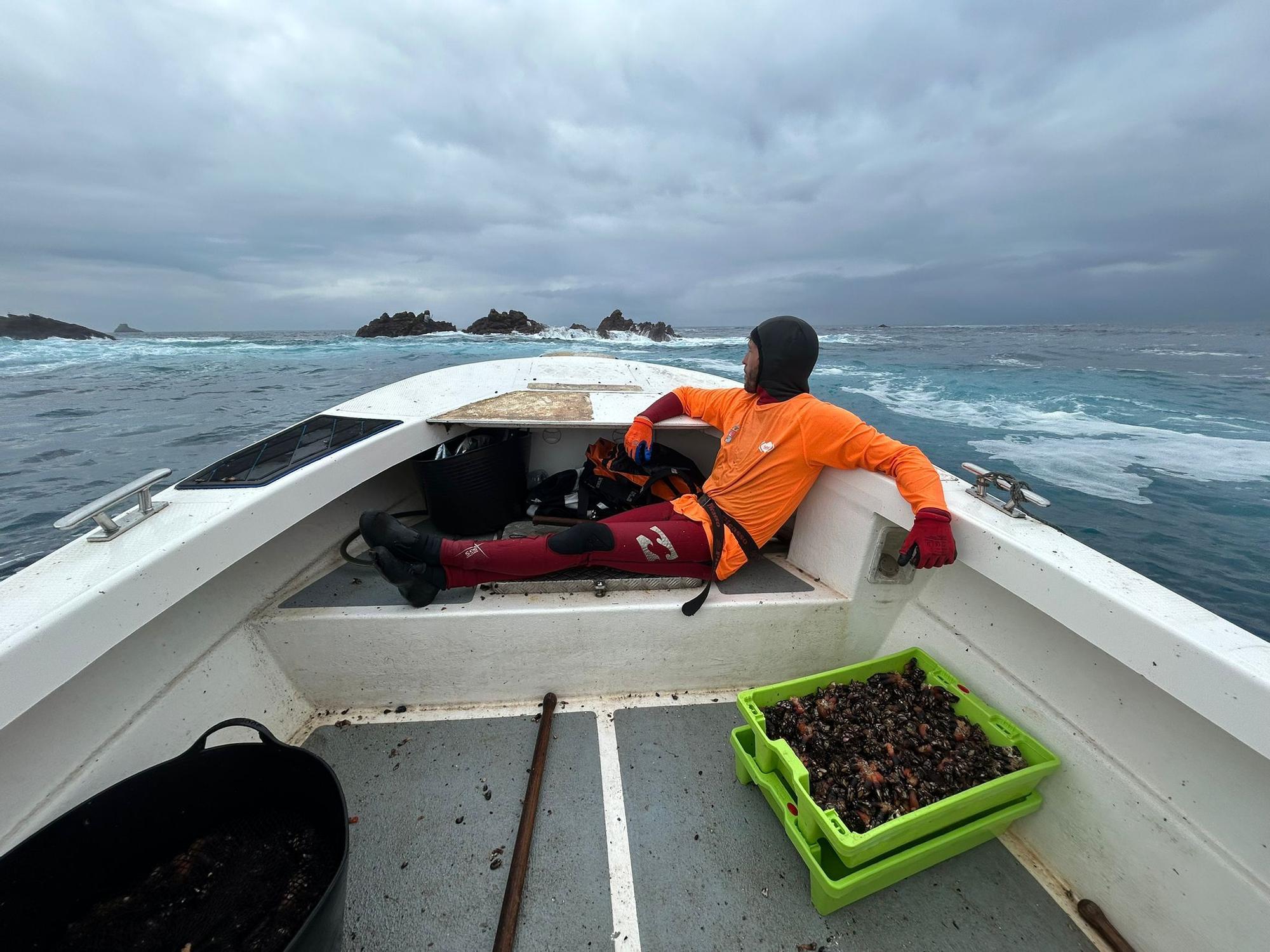 EN IMÁGENES: Así luchan los mariscadores de Luanco por cada kilo de percebe en el cabo Peñas