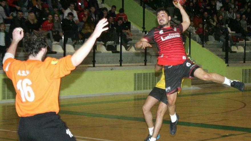El jugador rojinegro Adrián Crespo, en el partido contra el Lavadores. // Bernabé