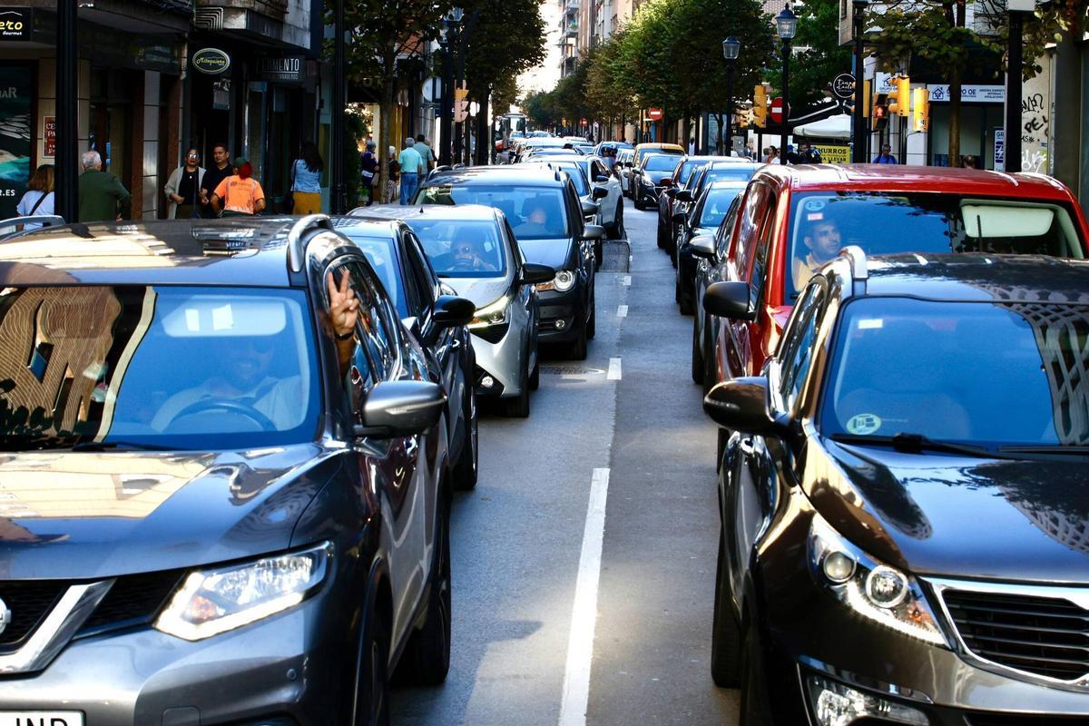Vehículos circulando por la Avenida de la Costa.