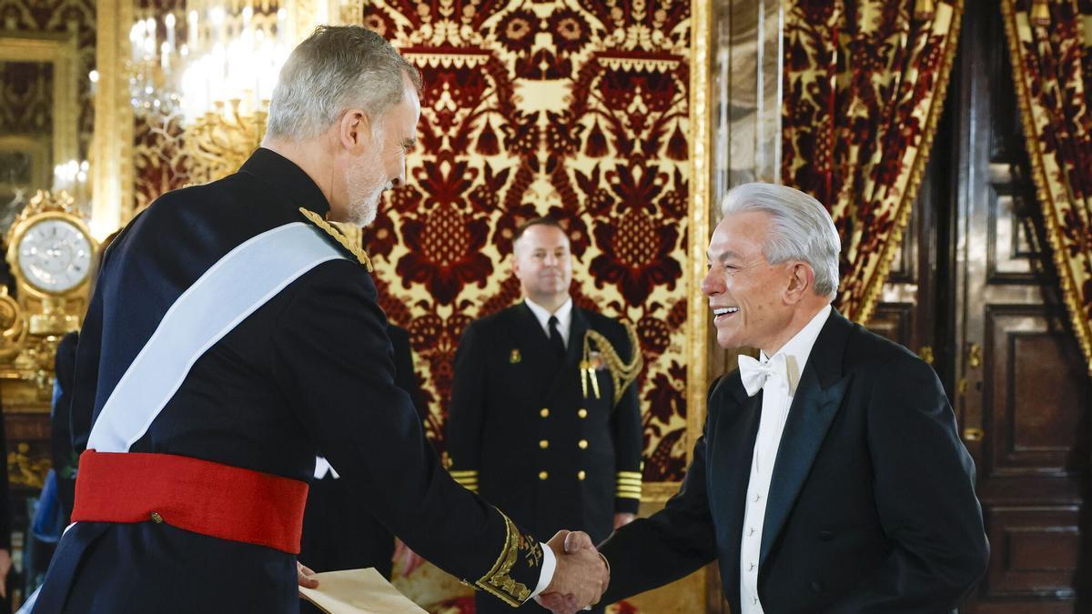 Benjamín León saluda a Felipe VI, este miércoles en el Palacio Real, con el agregado de Defensa de la Embajada de EEUU al fondo.
