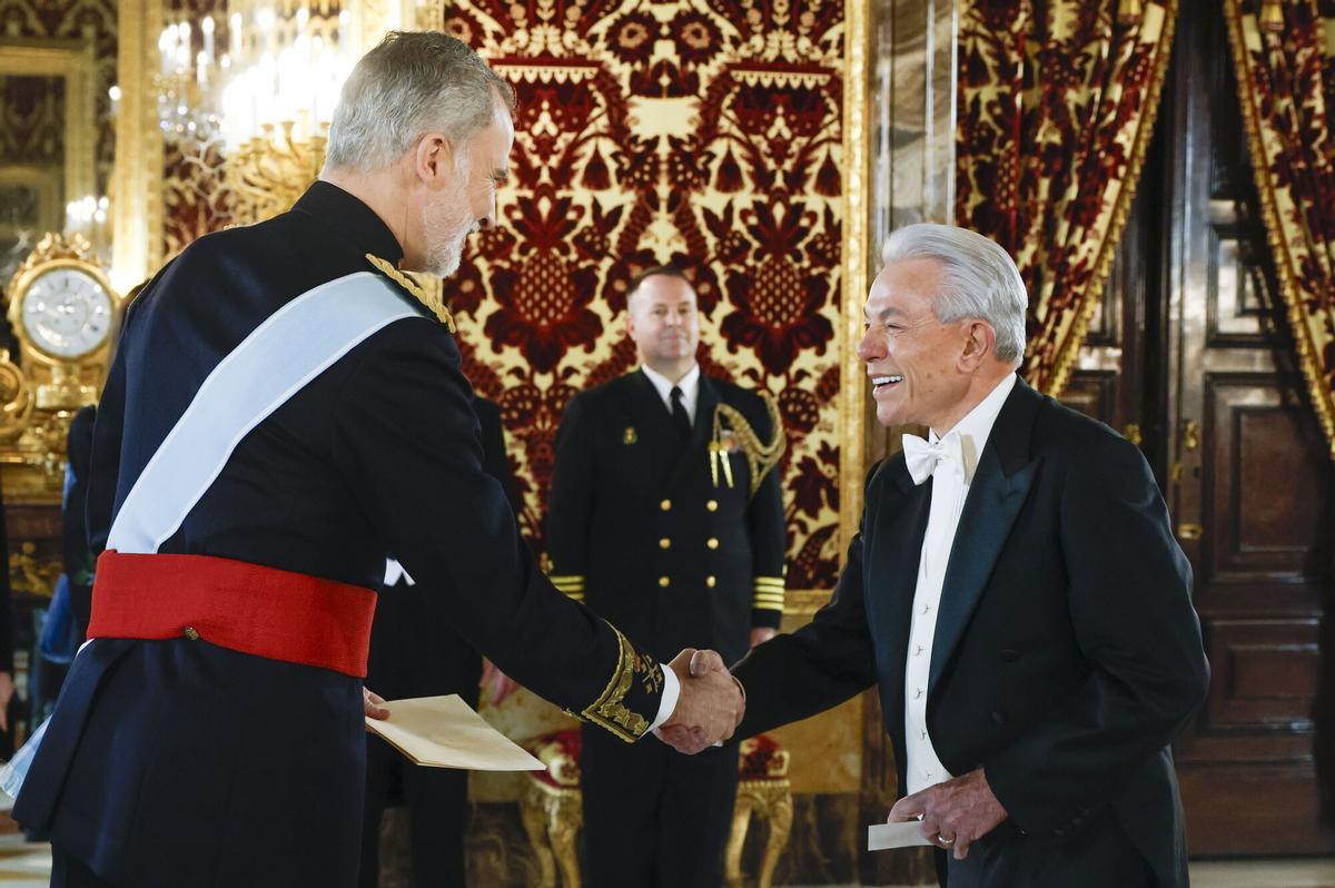 Benjamín León saluda a Felipe VI, este miércoles en el Palacio Real, con el agregado de Defensa de la Embajada de EEUU al fondo.