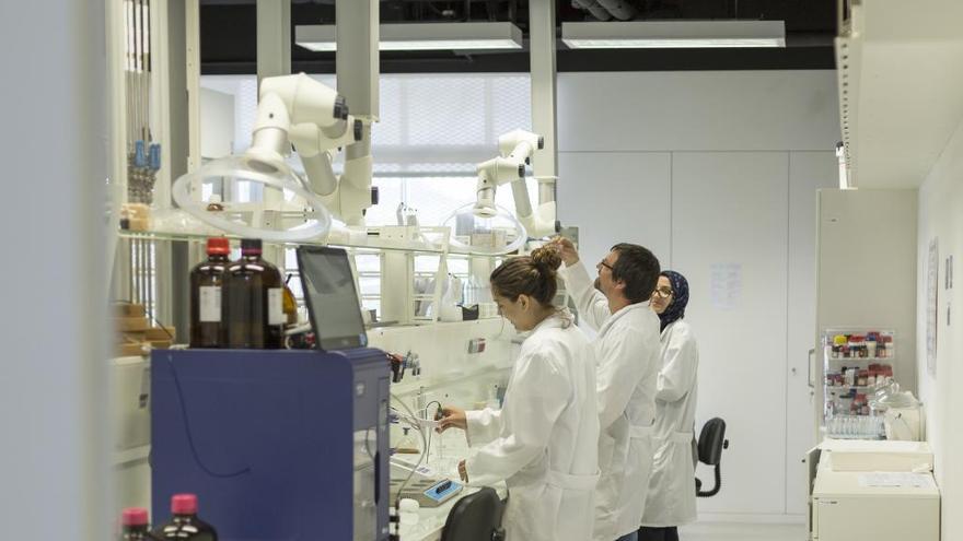 Un grupo de científicos en un laboratorio.