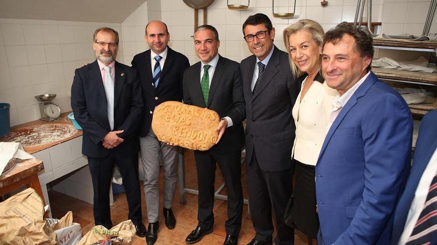 El presidente de la Diputación, Elías Bendodo, recibió un obsequio de la panadería coineña La Curruca.