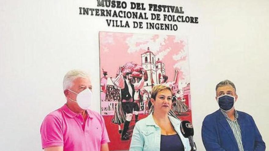 Inauguración del museo dedicado al Festival Internacional de folklore de Ingenio, con la alcaldesa Ana Hernández en el centro.