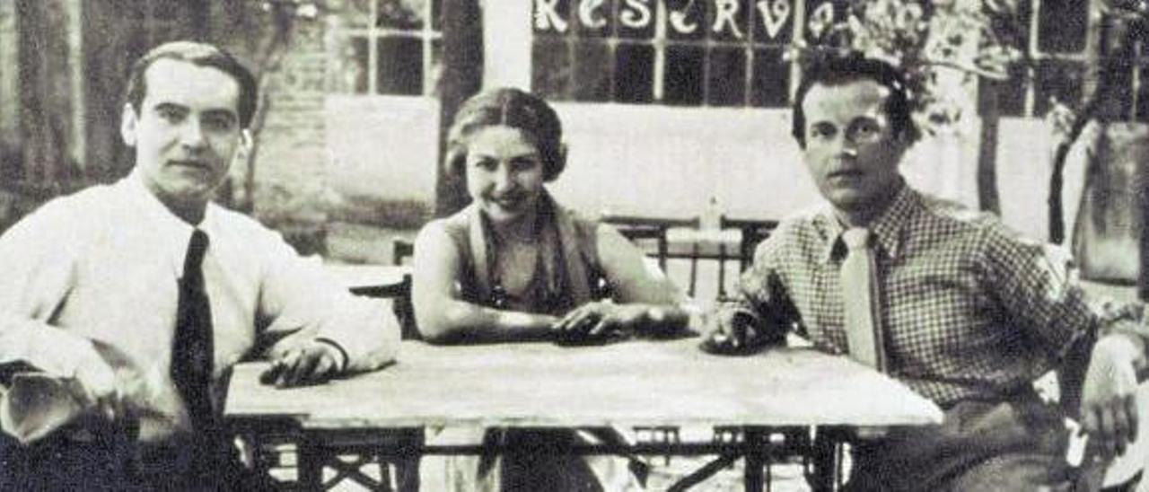 María Teresa León, entre Federico García Lorca (izquierda) y Rafael Alberti, en 1934. / BIBLIOTECA MNCARS