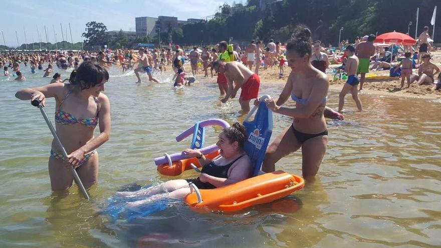 Una usuaria de &#039;Esfuerza&#039; disfruta de una de las actividades del programa en una playa coruñesa.