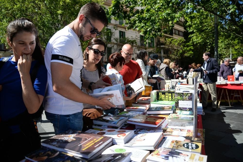 Palma se viste de libros por Sant Jordi