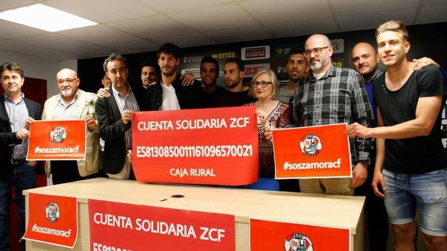 Directivos y jugadores de la primera plantilla, ayer en el estadio.