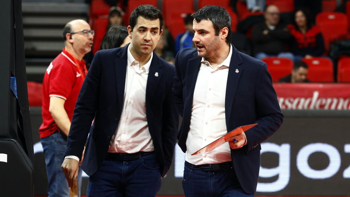 Jotacé Marcos, junto a Carlos Cantero en el descanso de un partido del Casademont Zaragoza.